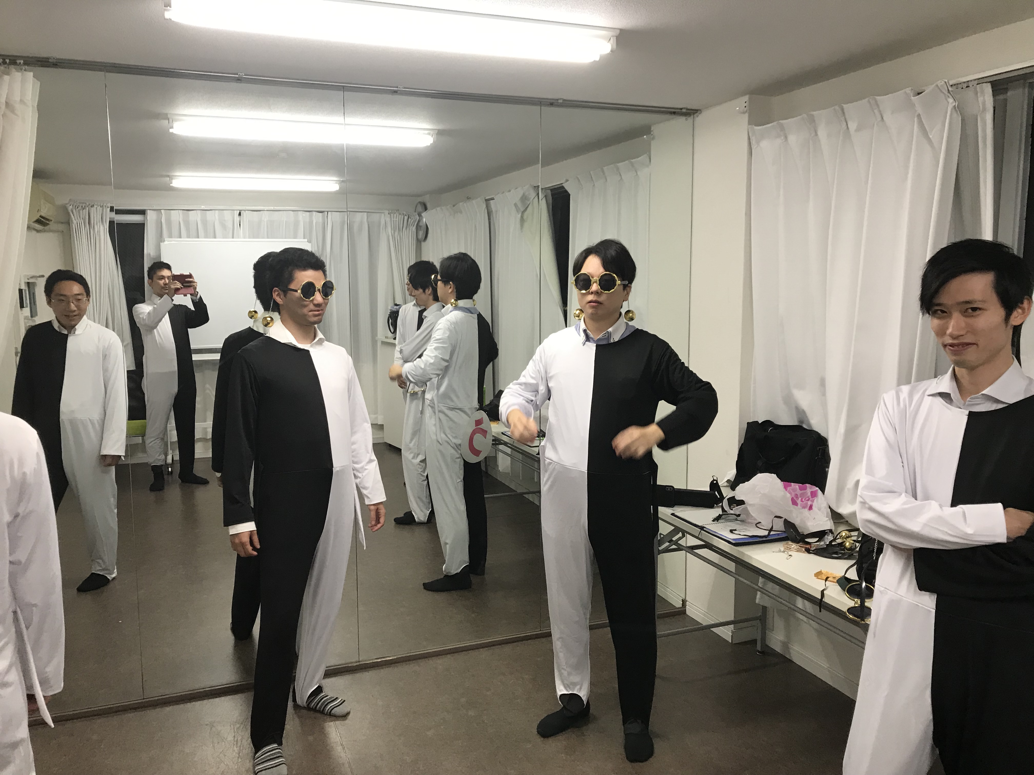 錯覚ダンス衣装の白黒タイツ